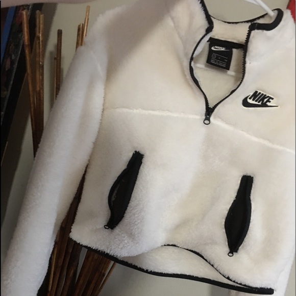 Nike Tops - Nike cropped sweatshirt